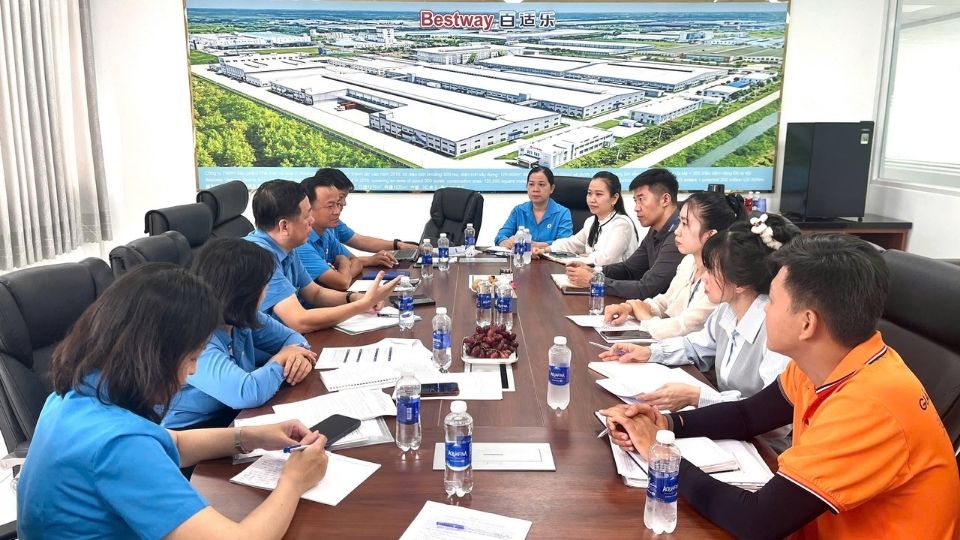 Đoàn khảo sát làm việc với Công ty TNHH sản phẩm thể thao giải trí Bestway Việt Nam. Ảnh chụp ngày 10.9.2026 tại Công ty TNHH sản phẩm thể thao giải trí Bestway Việt Nam. Ảnh: LĐLĐ tỉnh Đồng Tháp