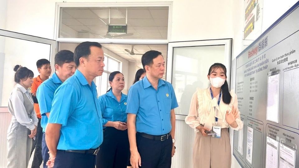 Đoàn khảo sát thực tế tại bếp ăn Công ty TNHH sản phẩm thể thao giải trí Bestway Việt Nam. Ảnh chụp ngày 10.9.2026 tại Công ty TNHH sản phẩm thể thao giải trí Bestway Việt Nam. Ảnh: LĐLĐ tỉnh Đồng Tháp