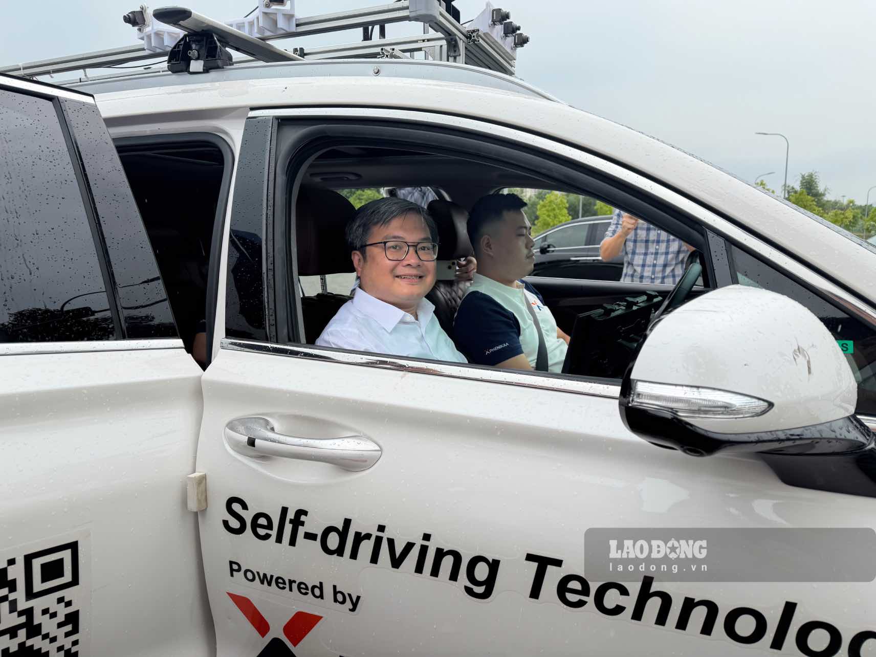 Vice Chairman of Hanoi People's Committee Truong Viet Dung directly experiences robotaxi at Hoa Lac High-Tech Park in the afternoon 10. 9. Photo: Hoai Anh