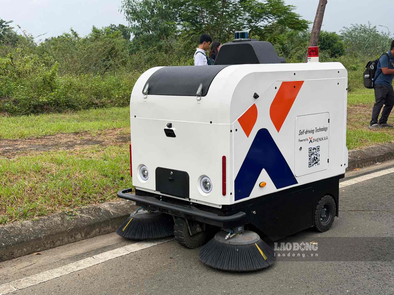 Xe quét đường tự hành. Ảnh: Hoài Anh