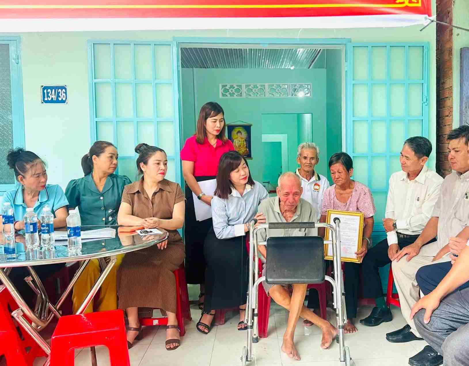 Người dân xúc động tiếp nhận căn nhà Đại đoàn kết. Ảnh: Ủy ban MTTQ Việt Nam xã Dầu Tiếng