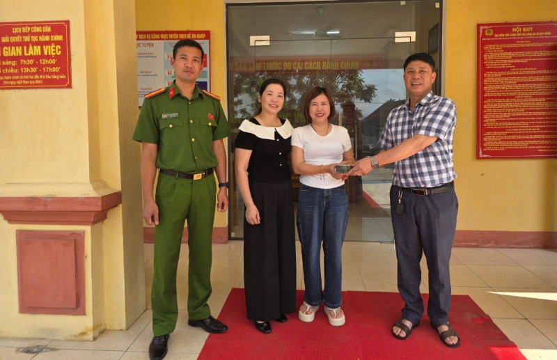198,5 millions de dongs transférés par erreur ont été remboursés après vérification par la police. Photo: Police de la commune de Quy Mong