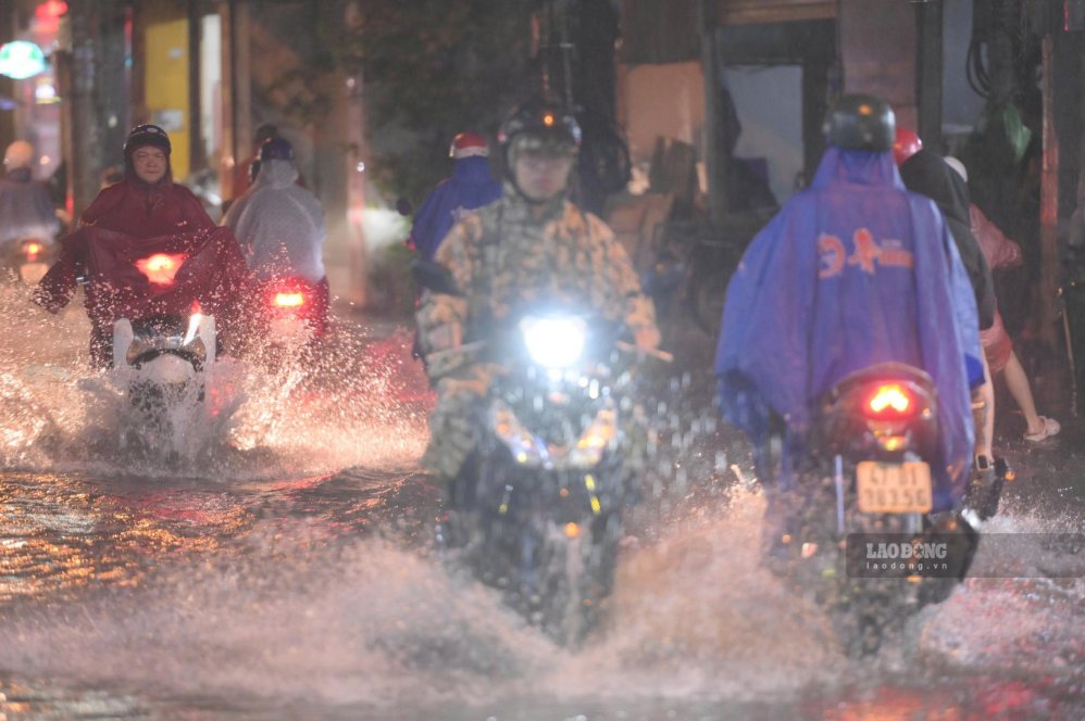 Heavy rain on the evening of September 10th affected people's travel. Photo: Thai Bao