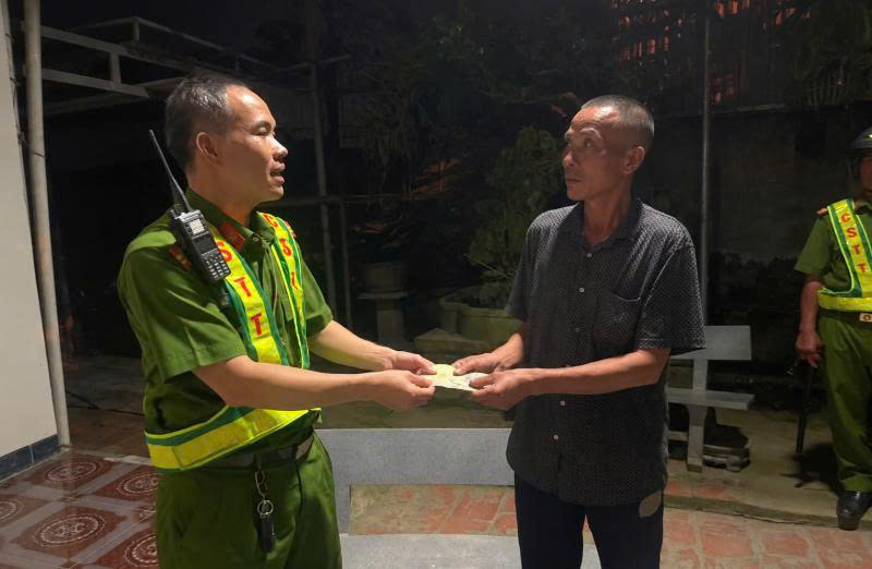 Après un long voyage à pied depuis Hanoï, M. Lục Văn Thắm a été aidé par des policiers à trouver une voiture et des fonds pour rentrer chez lui. Photo: Police de la commune de Thượng Bằng La