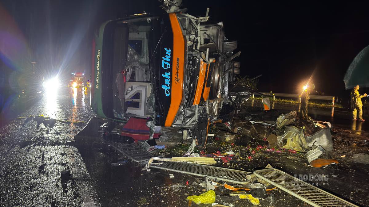 Scene of a passenger car overturning on National Highway 1 section passing through Lam Dong province, evening of September 10th. Photo: Duy Tuan