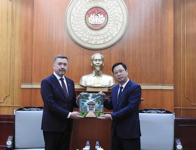 Vice Chairman of the Central Committee of the Vietnam Fatherland Front Cao Xuan Thao presents souvenirs from the Central Committee of the Vietnam Fatherland Front to Mr. Sergey Ivanovich Chernogaev - Chairman of the Russian Union of Independent Trade Unions. Photo: Van Hoa/ Fatherland Front