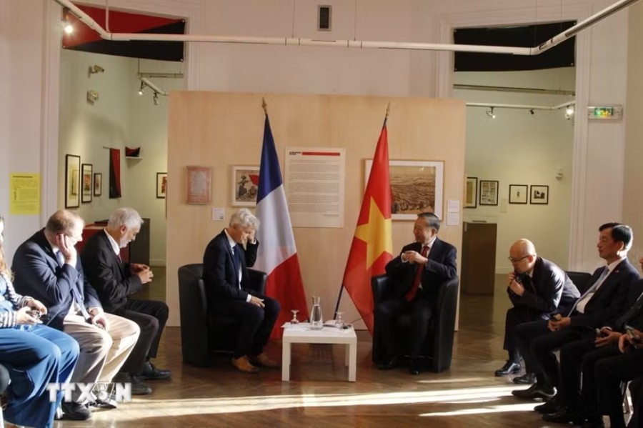 General Secretary and President To Lam meets with National Party Secretary of the French Communist Party Fabien Roussel at the Living History Museum in the center of Montreau Park. Photo: VNA