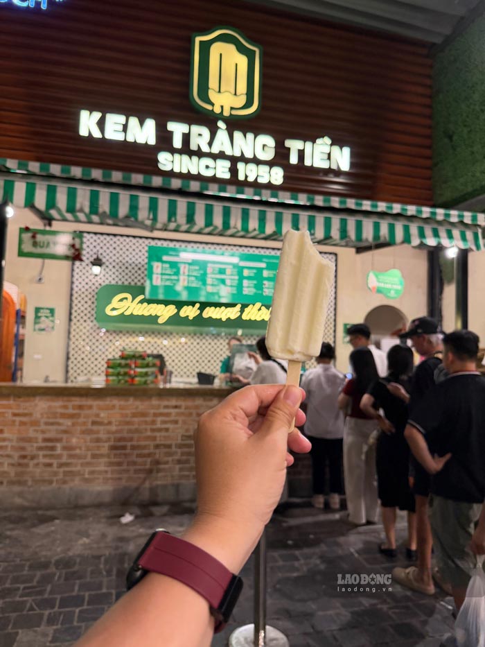 Coconut milk ice cream at 35 Trang Tien has a very unique flavor. Photo: Kieu Vu, taken on the evening of September 7