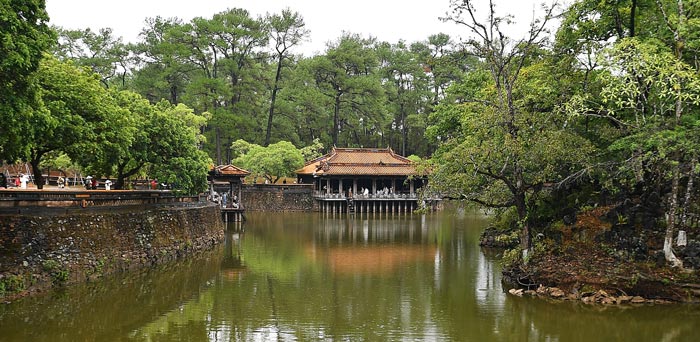 Hồ Lưu Khiêm mở ra giữa rừng cây ở Lăng Tự Đức, với Xung Khiêm Tạ thấp thoáng bên mặt nước. Không gian hồ, cây xanh và kiến trúc được bố trí hài hòa, tạo nên vẻ khoáng đạt đặc trưng của Khiêm Lăng.