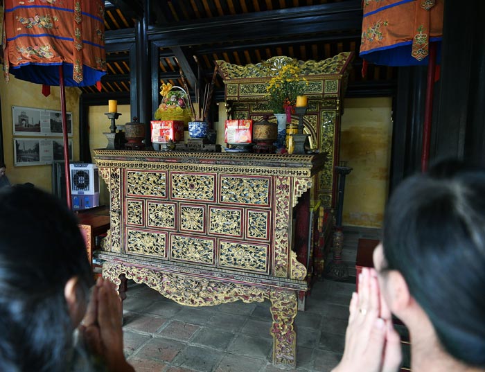 Điện Hòa Khiêm lưu giữ không gian thờ tự với nhiều đồ án chạm khắc, sơn son thếp vàng đặc trưng của kiến trúc cung đình Nguyễn. Phía trước, du khách thành kính dâng hương, tạo nên sự tiếp nối giữa không gian cung đình xưa và đời sống tín ngưỡng hôm nay.
