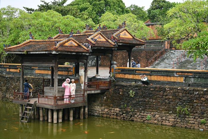 Xung Khiêm Tạ bên hồ Lưu Khiêm từng là nơi vua Tự Đức thưởng hoa, ngắm cảnh, làm thơ. Hôm nay, không gian ấy trở thành điểm dừng chân của du khách trong những bộ cổ phục truyền thống, lưu lại khoảnh khắc giữa cảnh quan trầm mặc. 