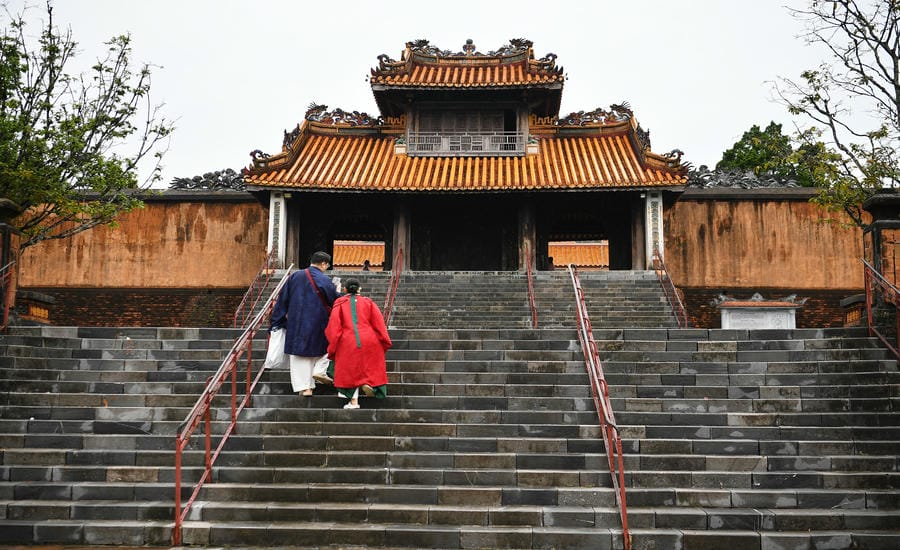 Khiem Cung Mon, a two-story structure with the appearance of a watchtower, leads to the shrine area of Tu Duc Mausoleum. This used to be the space for the king to rest when coming to Khiem Cung. Today, the stone steps leading up to the structure have become one of the check-in corners attracting tourists.