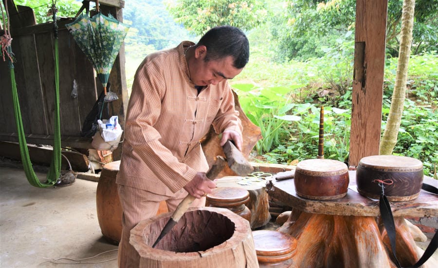 Ông Hà Văn Trung, bản Lằn, xã Mường Bang, tỉnh Sơn La làm trống truyền thống của dân tộc Mường. Ảnh: Trường Sơn
