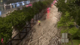 Heavy rain during rush hour, many streets in Ho Chi Minh City deeply flooded