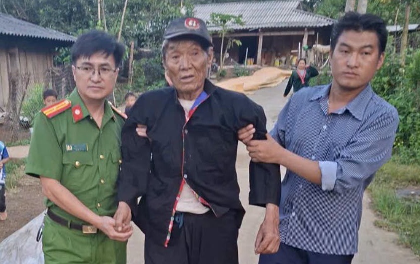 Tua Thang Commune Police took wounded soldier Thao A Giang to the emergency room in time. Photo: Dien Bien Police (taken on September 9).