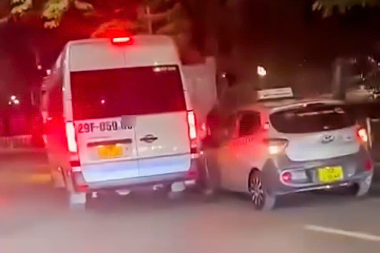 Two cars chased and pressed each other on Giai Phong street. Photo: Police provided