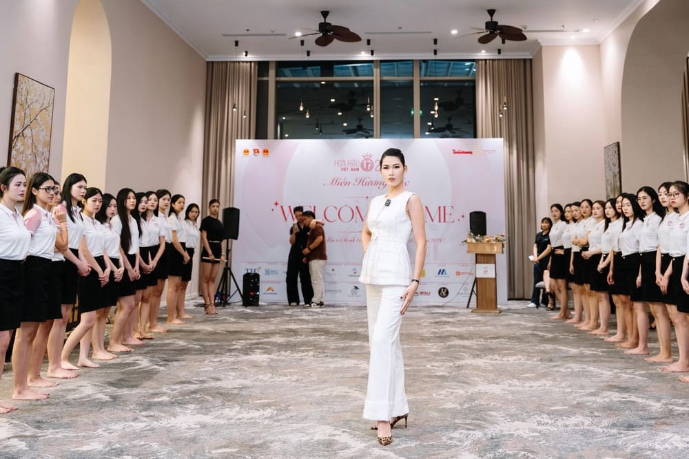 Người đẹp không ngại chia sẻ kinh nghiệm và thị phạm 