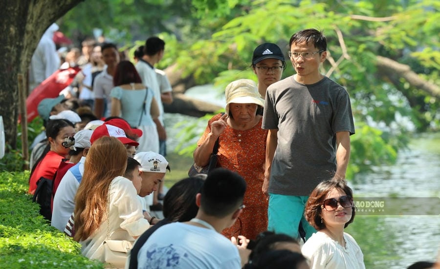 The space by Hoan Kiem Lake is already cramped, requiring new development. Photo: Dinh Hai taken in September 2026