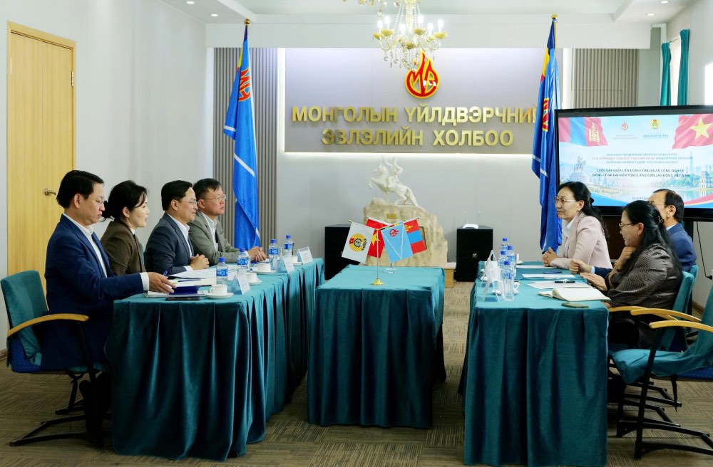 Quang cảnh buổi làm việc của Chủ tịch Tổng LĐLĐVN Nguyễn Anh Tuấn và lãnh đạo Tổng Công đoàn Mông Cổ. Ảnh: Tổng LĐLĐVN 