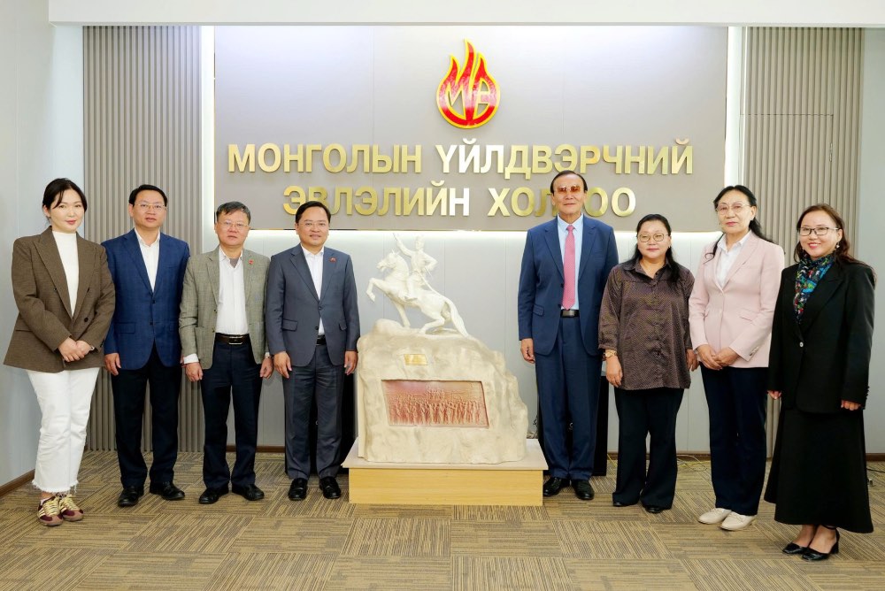 On September 10, in Ulan Bator (Mongolia), VGCL President Nguyen Anh Tuan (4th from the left) visited the headquarters and worked with leaders of the Mongolian General Confederation of Labour. Photo: VGCL