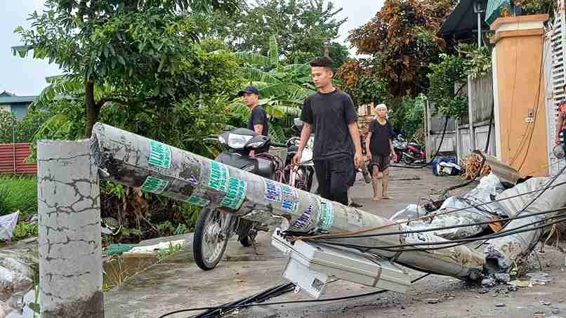 Tornadoes break power poles, break telecommunications wires in Lac Dao. Photo: Lac Dao Commune