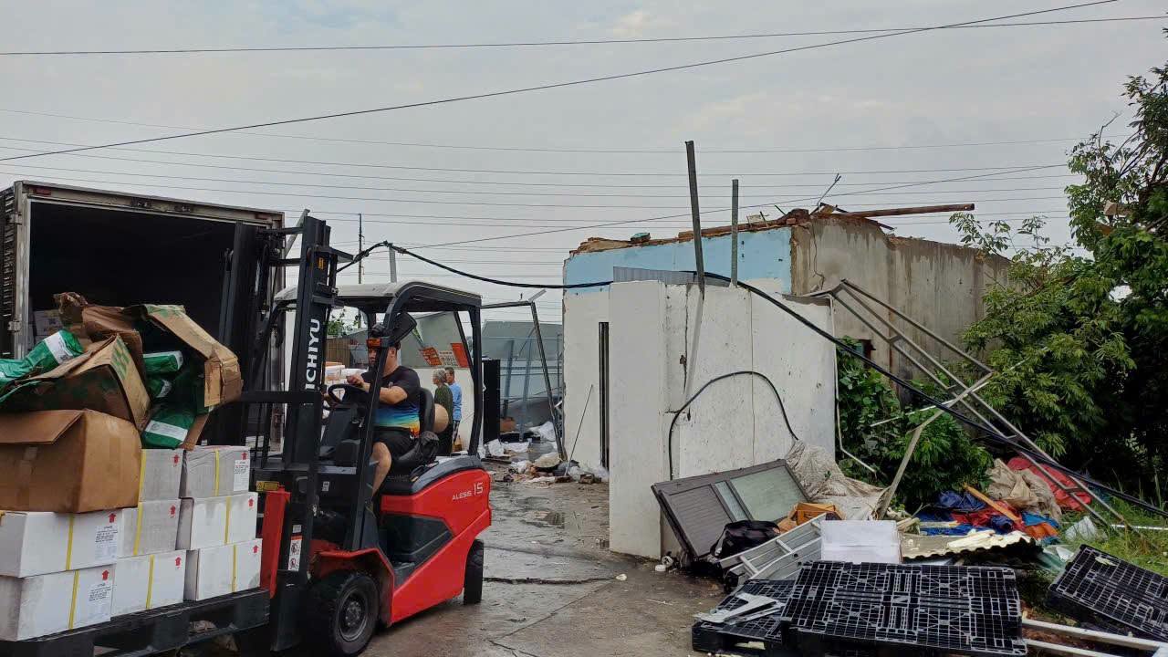 Dông lốc cuốn bay mái tôn, gây mất điện ở Lạc Đạo. Ảnh: Xã Lạc Đạo
