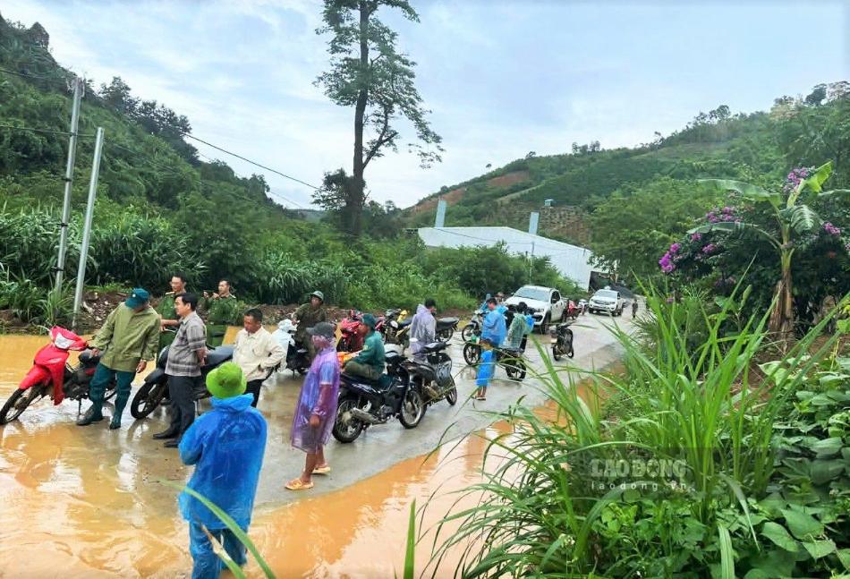Mưa lớn khiến một khu vực tại xã Đam Rông 2 bị ngập sâu khiến nhiều hộ dân phải sơ tán.  Ảnh chụp vào chiều 10.9 (Ảnh: Nhi Nhi)
