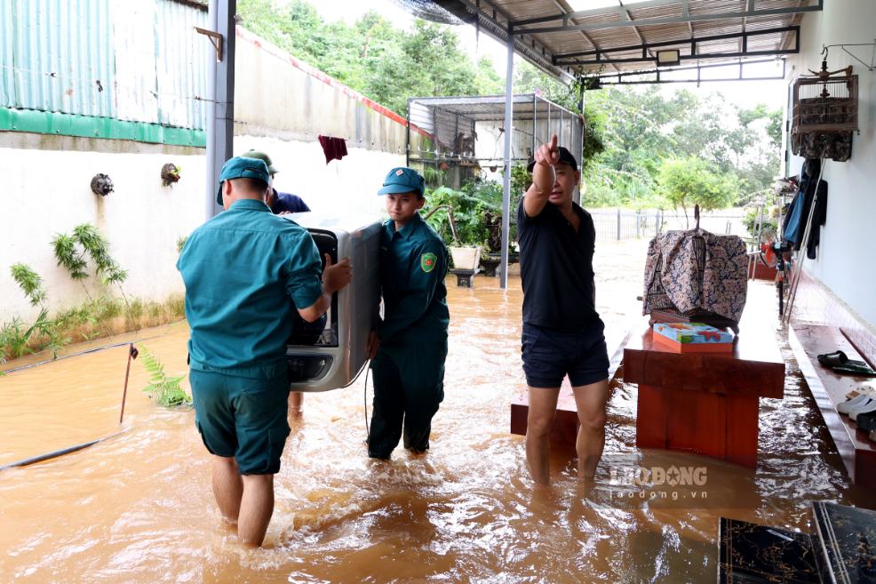 Lực lượng dân quân hỗ trợ người dân phường Bắc Gia Nghĩa di dời tài sản khỏi khu vực bị ngập sâu. Ảnh chụp vào chiều 10.9 (Ảnh: Phúc Khánh) 