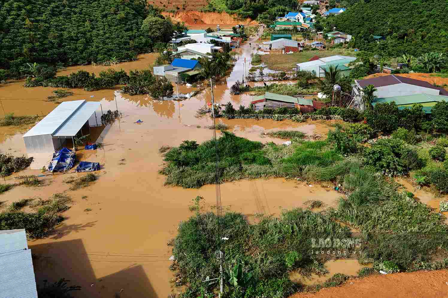 Une zone du quartier de Bac Gia Nghia est profondément inondée en raison de fortes pluies prolongées (photo prise dans l'après-midi du 10 septembre). Photo: Phuc Khanh