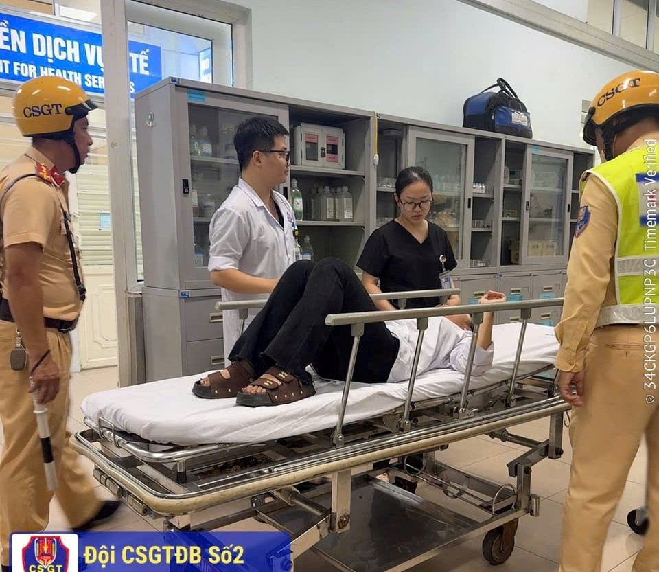 L'équipe de travail n° 21 a rapidement emmené l'homme de 84 ans aux urgences. Photo: Police de la ville de Hai Phong