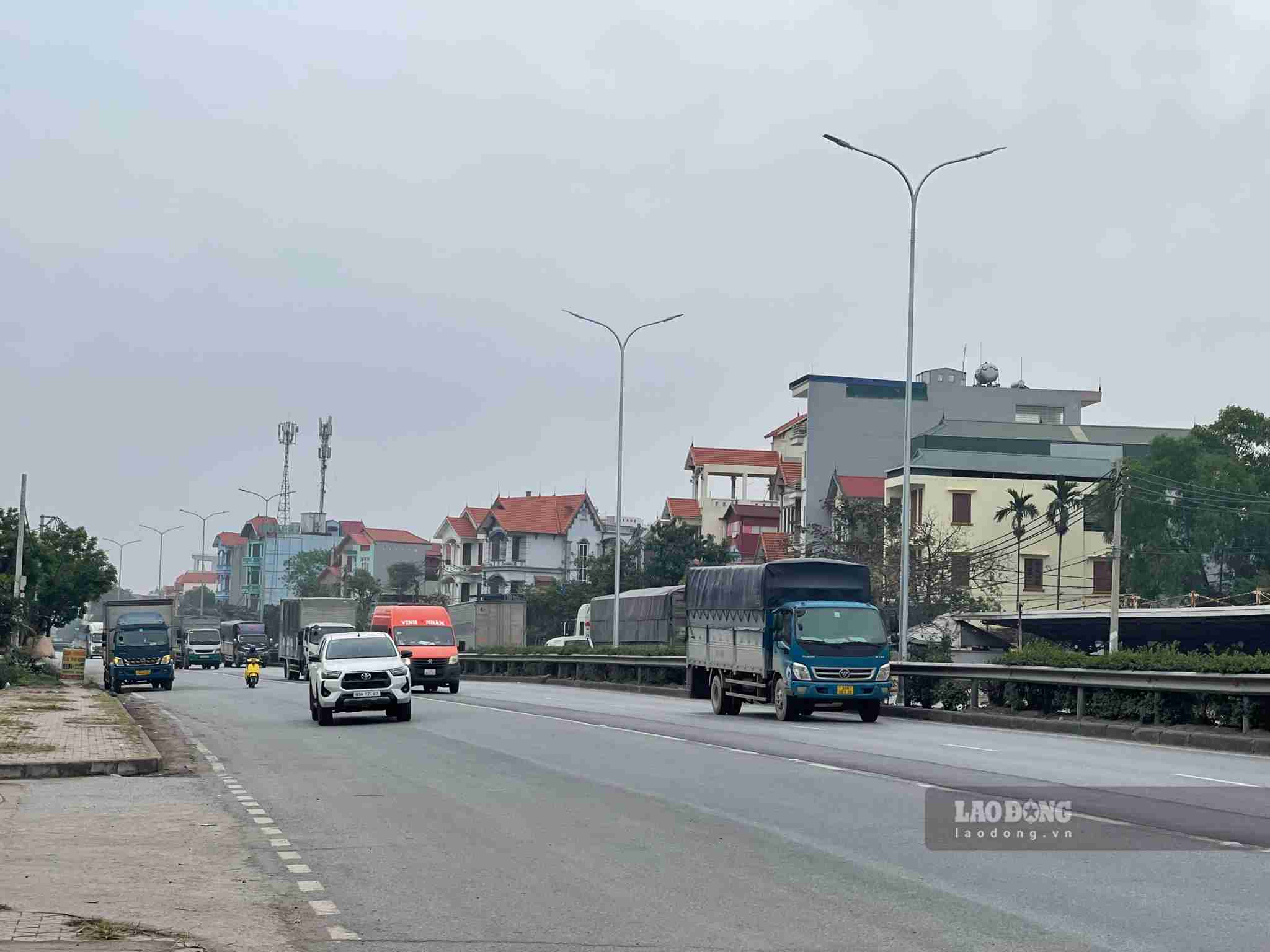 Hưng Yên demande un renforcement des contrôles et des sanctions pour les infractions au code de la route. Photo prise en mars 2026 sur la route nationale 5 traversant la province de Hưng Yên. Photo: Mai Hương