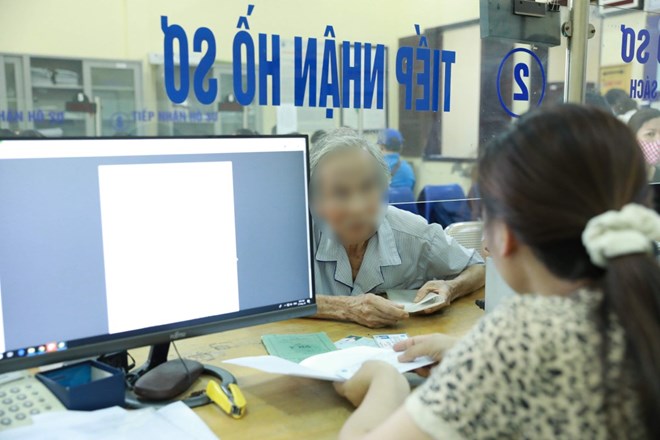 Social pension beneficiaries need to know new regulations from October 5th. Photo: Hai Nguyen
