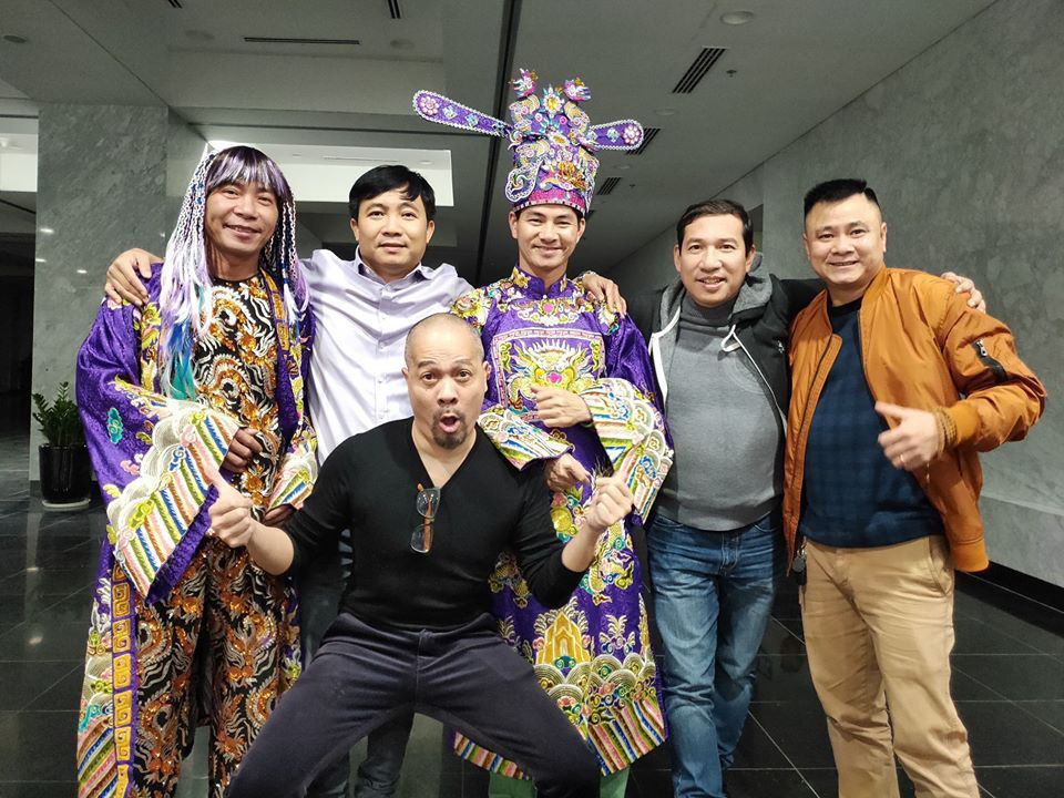 Director Do Thanh Hai (2nd from the left) and the cast of artists participating in "Tao Quan". Photo: VTV