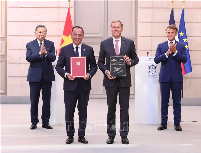 Tổng Bí thư, Chủ tịch nước Tô Lâm và Tổng thống Pháp Emmanuel Macron chứng kiến trao văn kiện và thoả thuận hợp tác giữa hai nước. Ảnh: TTXVN
