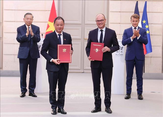 Tổng Bí thư, Chủ tịch nước Tô Lâm và Tổng thống Pháp Emmanuel Macron chứng kiến trao văn kiện và thoả thuận hợp tác giữa hai nước. Ảnh: TTXVN