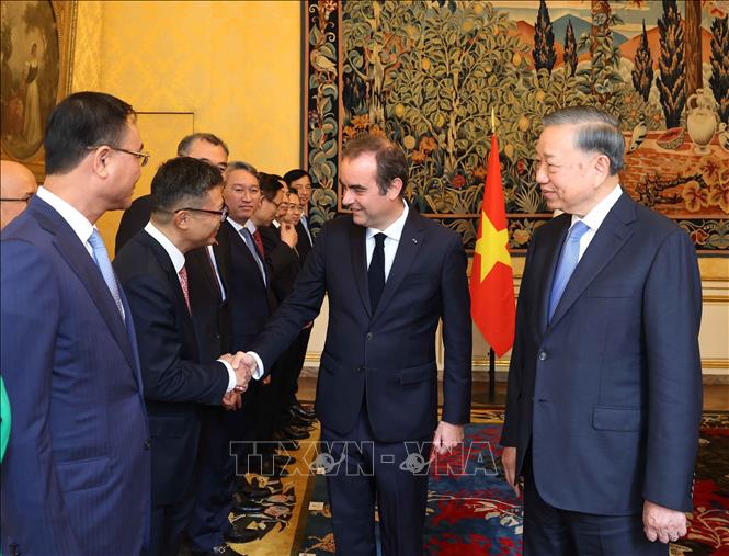 Tổng Bí thư, Chủ tịch nước Tô Lâm giới thiệu thành viên đoàn cấp cao Việt Nam với Thủ tướng Pháp Sébastien Lecornu. Ảnh: TTXVN