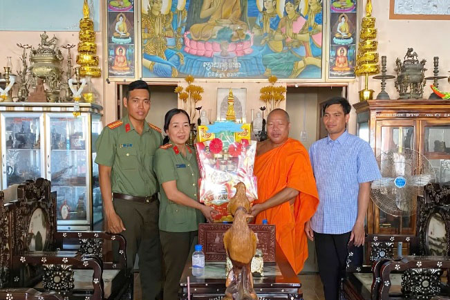 Lực lượng Công an phường Vĩnh Châu thăm hỏi tặng quà các vị chức sắc trong các dịp lễ, tết. Ảnh: Cổng TTĐT Công an TP. Cần Thơ