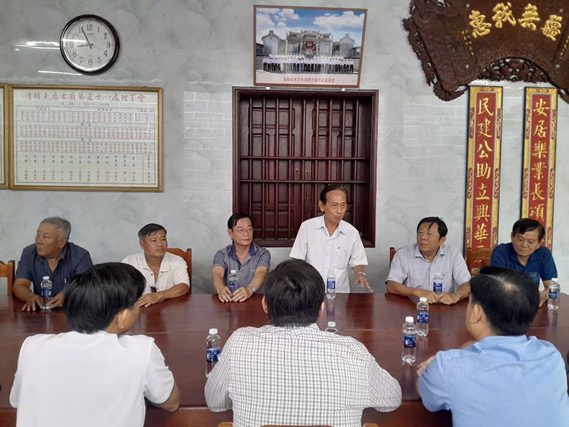 Các thành viên của Hội Châu quang Vĩnh Châu (TP. Cần Thơ), người có uy tín trong đồng bào dân tộc Hoa trong một buổi sinh hoạt. Ảnh: Cổng TTĐT Công an TP. Cần Thơ
