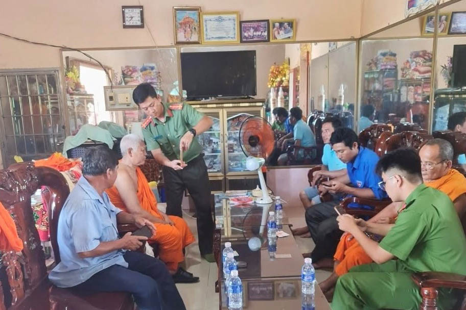 Công an TP. Cần Thơ hướng dẫn cài đặt tiện ích số tại các cơ sở tôn giáo trên địa bàn. Ảnh: Cổng TTĐT Công an TP. Cần Thơ