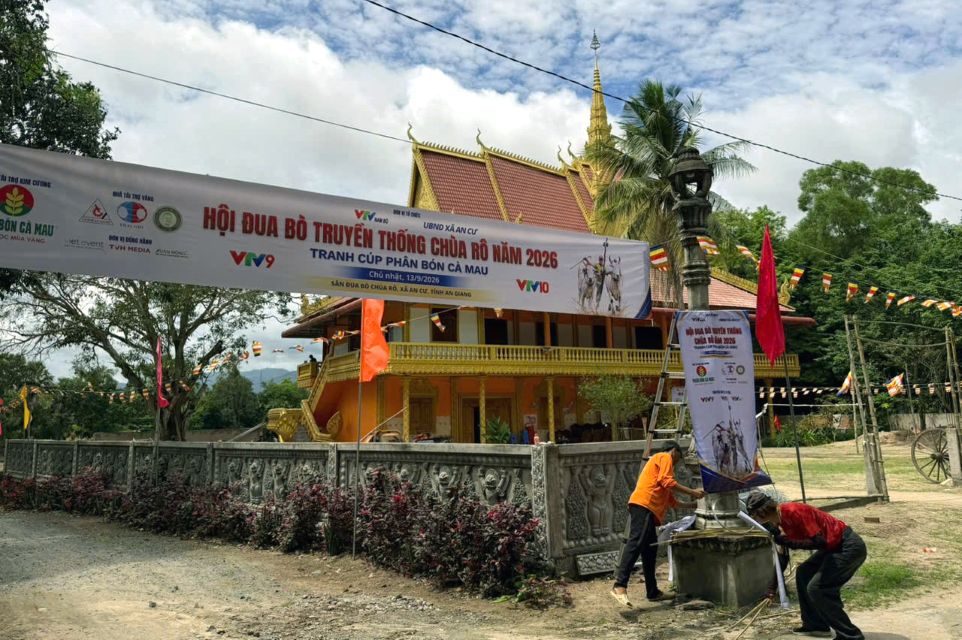 Nỗ lực hoàn thiện công đoạn cuối cùng của công tác chuẩn bị. Ảnh: Chau Sóc Khonl