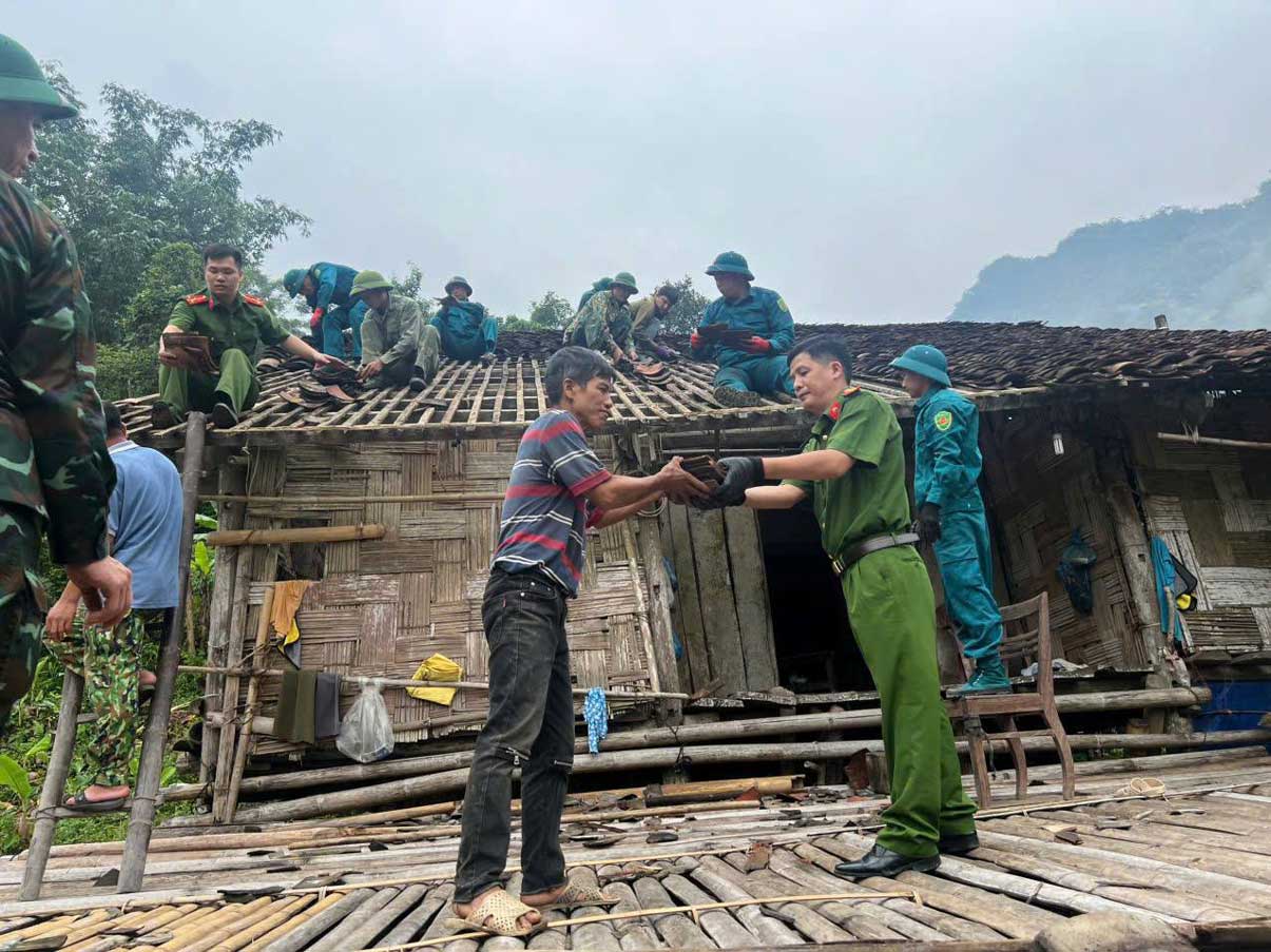 Lực lượng Công an cùng người dân vận chuyển vật liệu, dọn mặt bằng xây nhà. Ảnh: Công an tỉnh Cao Bằng