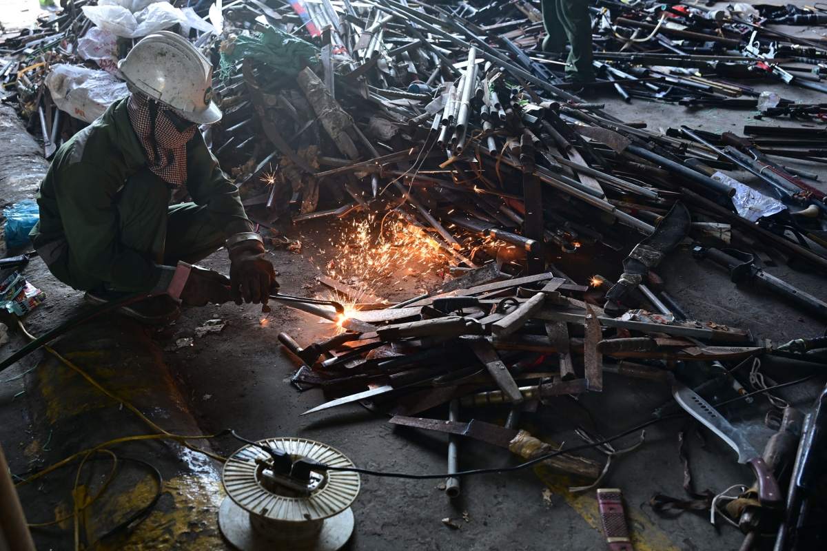 Ward police in Khanh Hoa mobilize people to hand over weapons and ...