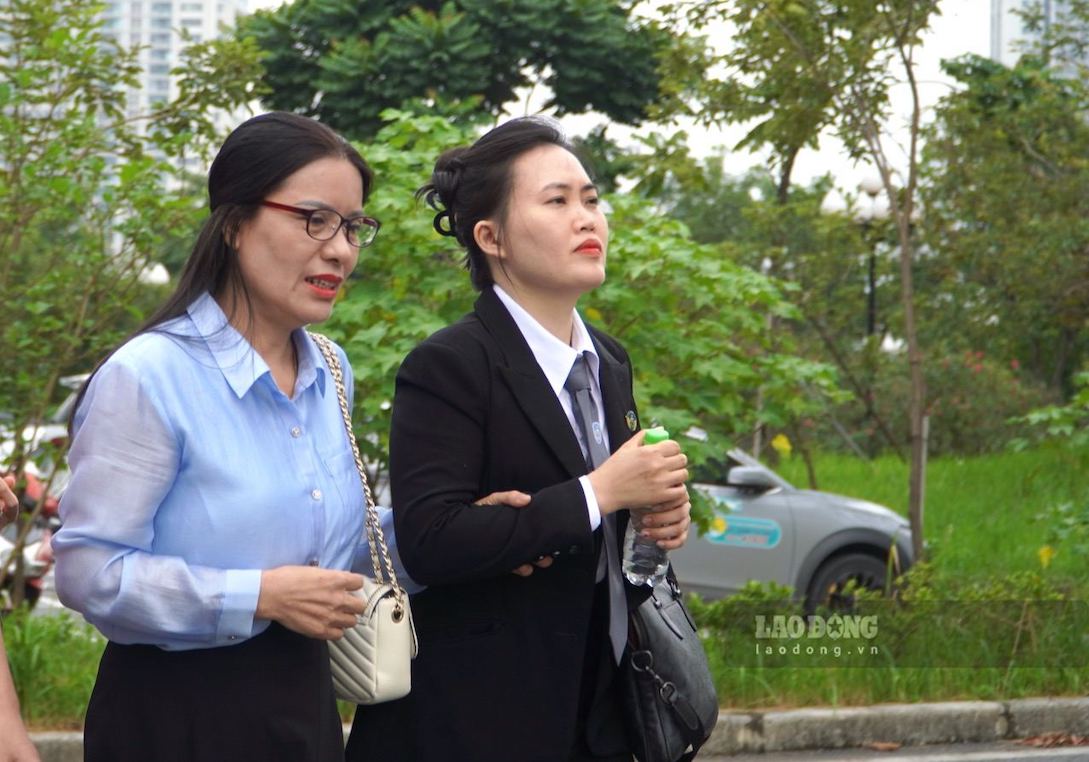 Cựu hiệu trưởng Nguyễn Thị Bình và luật sư tại phiên tòa sáng 14.9. Ảnh: Tường Vân