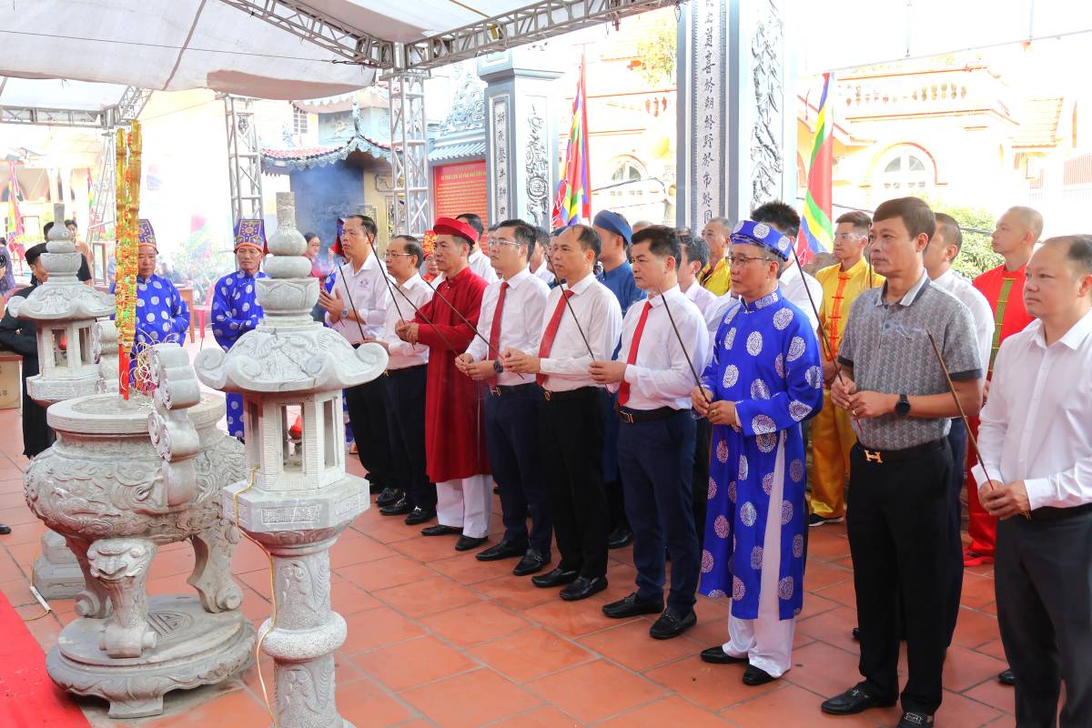 Ceremonia de ofrenda de incienso, izado de bandera para inaugurar la ronda final del Festival Tradicional de Lucha de Búfalos de Do Son. Foto: Portal de Información Electrónica de Hai Phong