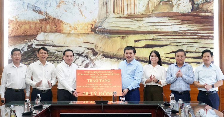 La provincia de Khanh Hoa apoya a Quang Tri con 30 mil millones de VND para mejorar la casa de exhibición de artefactos históricos del Equipo 559 - Tropas de Truong Son el 11 de septiembre. Foto: Tan Huong