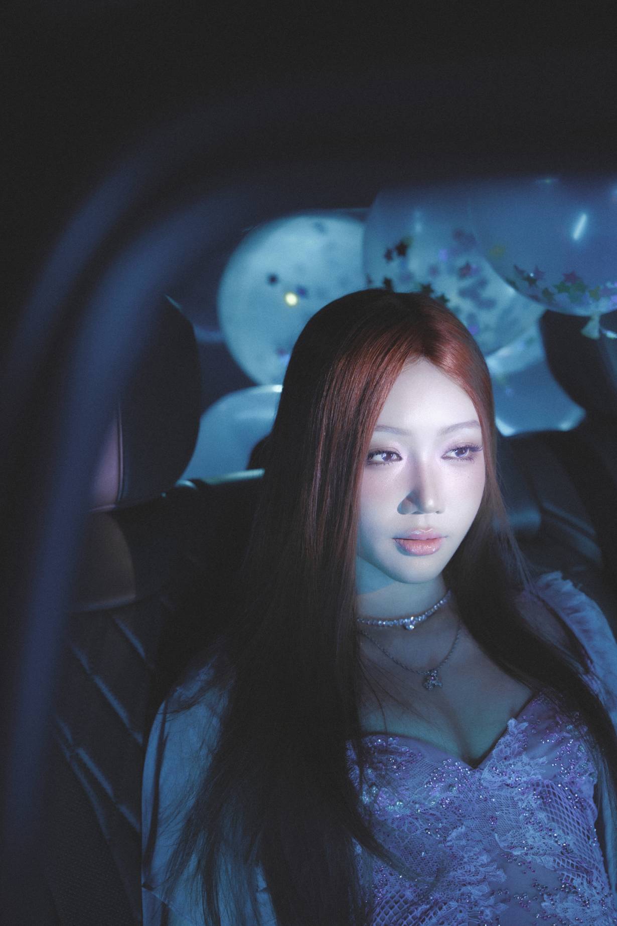 Orange mang màu sắc Cyber Y2K vào MV “Cứ thế”. Ảnh: Nghệ sĩ cung cấp.