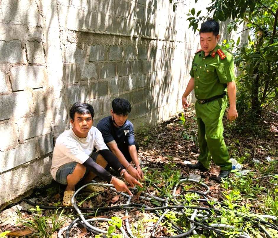 2 đối tượng Đặng Quốc Tín và Trương Ngọc Minh cùng tang vật liên quan vụ cắt trộm dây điện đường dẫn cao tốc Biên Hòa - Vũng Tàu. Ảnh: Công an TP Đồng Nai