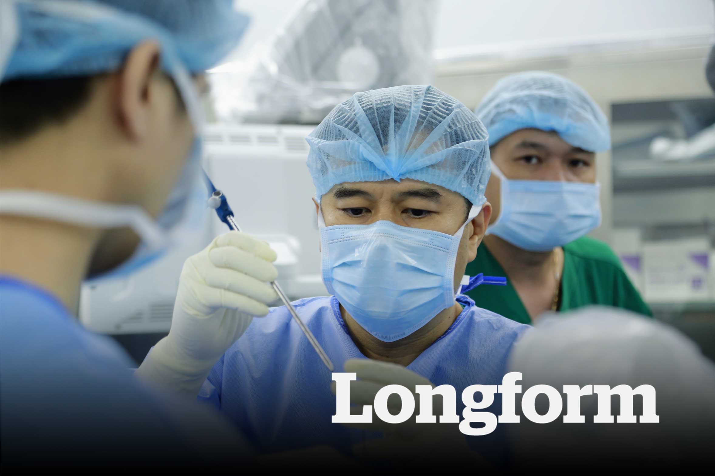 Đôi bàn tay tài hoa nặng lòng với đào tạo thế hệ bác sĩ trẻ.
