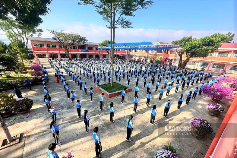 응우옌주 중학교는 디린사에서 학교 폭력 피해 남학생을 9학년으로 진학시키는 학교입니다. 사진: 응우옌탄
