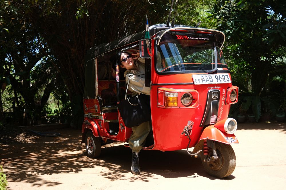 Di chuyển bằng Tuktuk: Ảnh: NVCC
